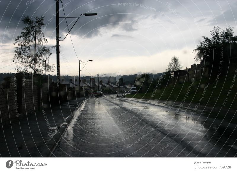 nach dem Regenschauer Dorf Wales Einsamkeit dunkel Wolken Straße swffryd welsh valley