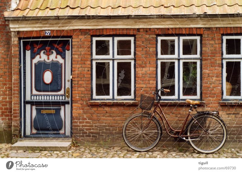 Parkiertes Velo Ribe Fahrrad Fenster Wand Haus Skandinavien Jütland antik Dänemark älteste stadt Tür alt Eingangstür