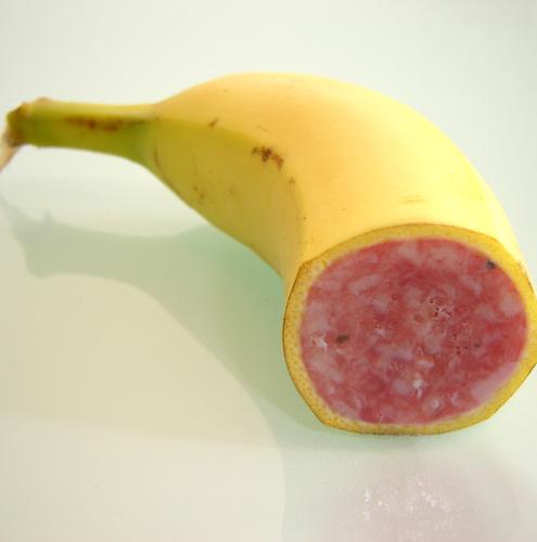 Banami II Banane Salami Wurstwaren Schwein bearbeitet aufgeschnitten gelb rot Fleisch süß Ernährung Lebensmittel Geschmackssinn Gentechnik Frucht Fett deftig