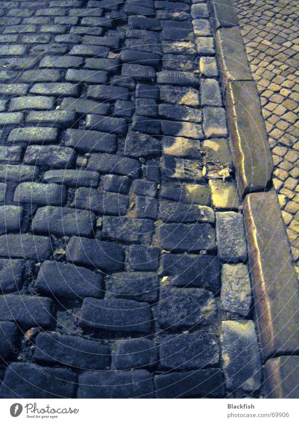 dunkle gasse Bordsteinkante Bürgersteig Nacht Lissabon Portugal dunkel grau schwarz Romantik Lebenslauf Muster Rinnstein Straße Kopfsteinpflaster Wege & Pfade
