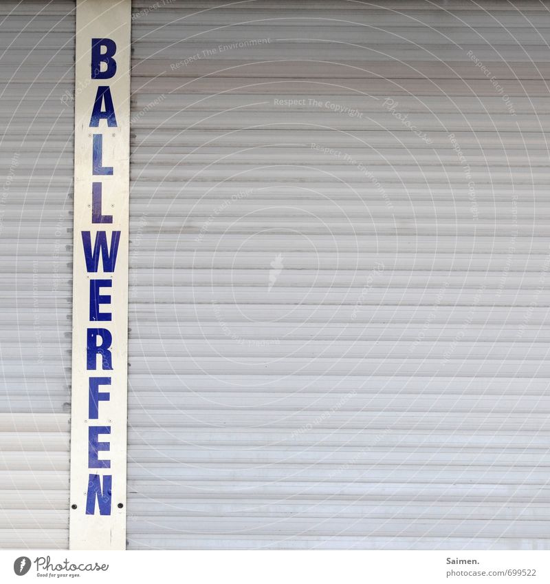 DER KLASSIKER Fassade werfen Erinnerung Sport Ballwerfen Jahrmarkt Schilder & Markierungen Jalousie geschlossen warten Farbfoto Gedeckte Farben Außenaufnahme