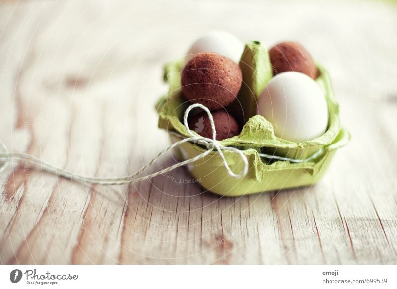 Falsche Eier Lebensmittel Kuchen Eierkarton Ernährung Picknick Bioprodukte Fingerfood lecker süß Ostern Osternest Farbfoto Innenaufnahme Nahaufnahme