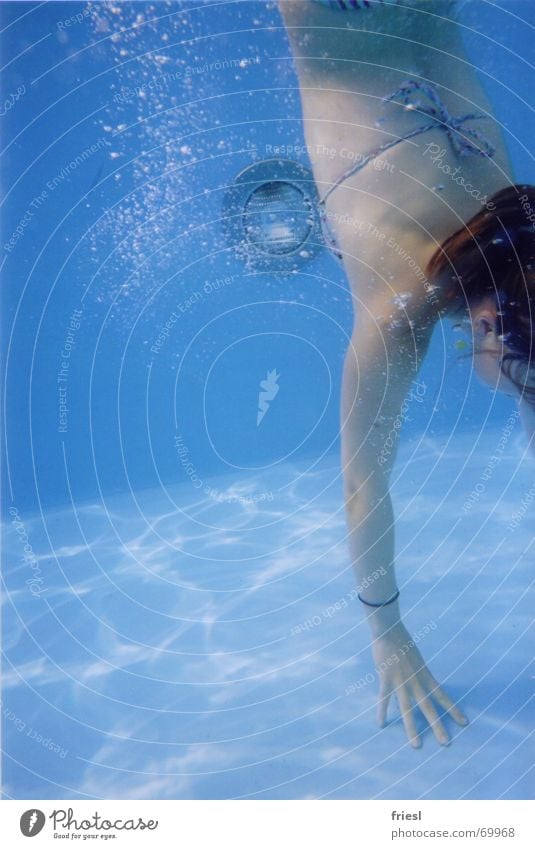 Handspiel nass Frau Bikini Handstand Schwimmbad Ferien & Urlaub & Reisen Freizeit & Hobby Spielen blau Wasser Schwimmen & Baden Körper blasen
