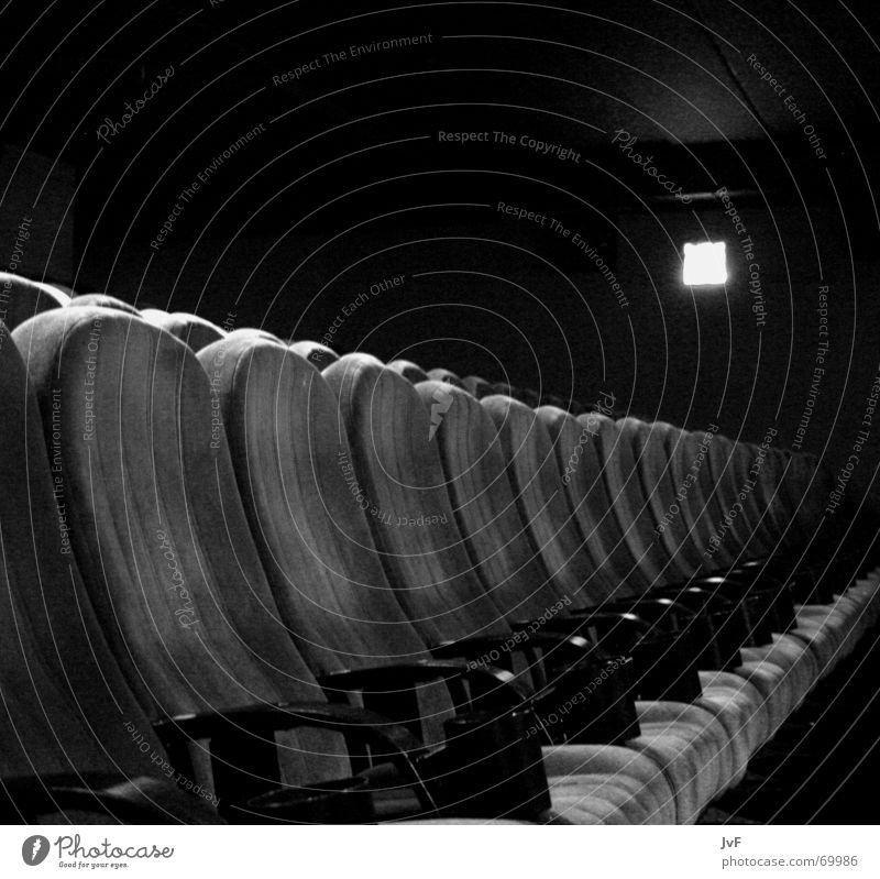 das ende der vorstellung Kino Sessel Sitzreihe Kinosessel ruhig Filmindustrie schwarz weiß Platz Gast blockbuster leer Sitzgelegenheit Show Ende Elektrizität
