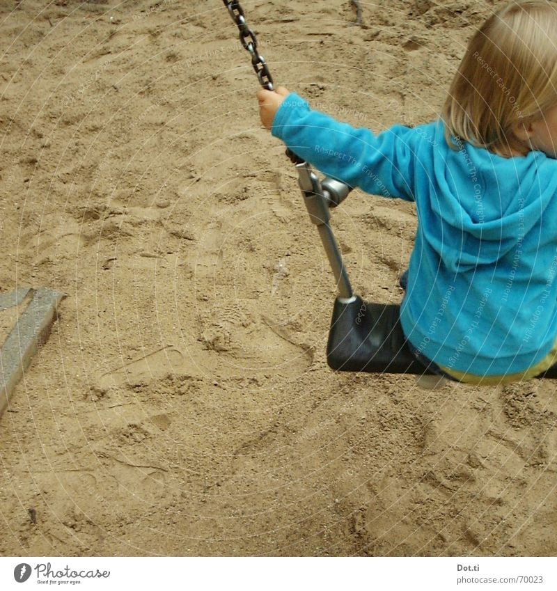 Kind auf der Schaukel Freude Spielen Kindergarten Kleinkind Kindheit 1 Mensch 1-3 Jahre Sand Park Spielplatz blond Fußspur Bewegung festhalten schaukeln blau