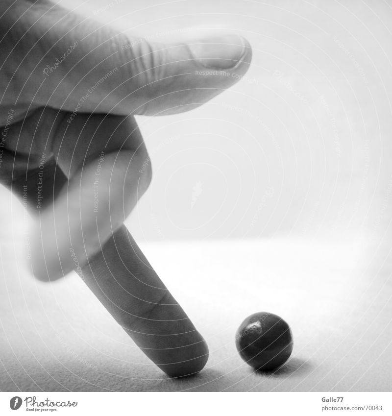 Fingerspiele Hand Haselnuss Nuss Schokolade schwarz weiß treten schießen Spielen Dynamik freistoß Tor Schuss Ball