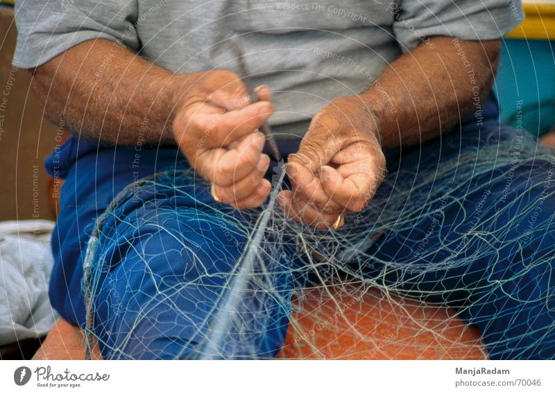 Fischer Malta Marsaxlokk Mann Arbeit & Erwerbstätigkeit Hand T-Shirt Hose Außenaufnahme Netz Nadel