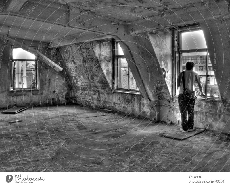 mietfrei wohnen schwarz weiß Leipzig Abrissgebäude Wohnung Fenster Lampe kaputt unordentlich Möbel Innenarchitektur Mann Tasche Einsamkeit Aussicht Plagwitz