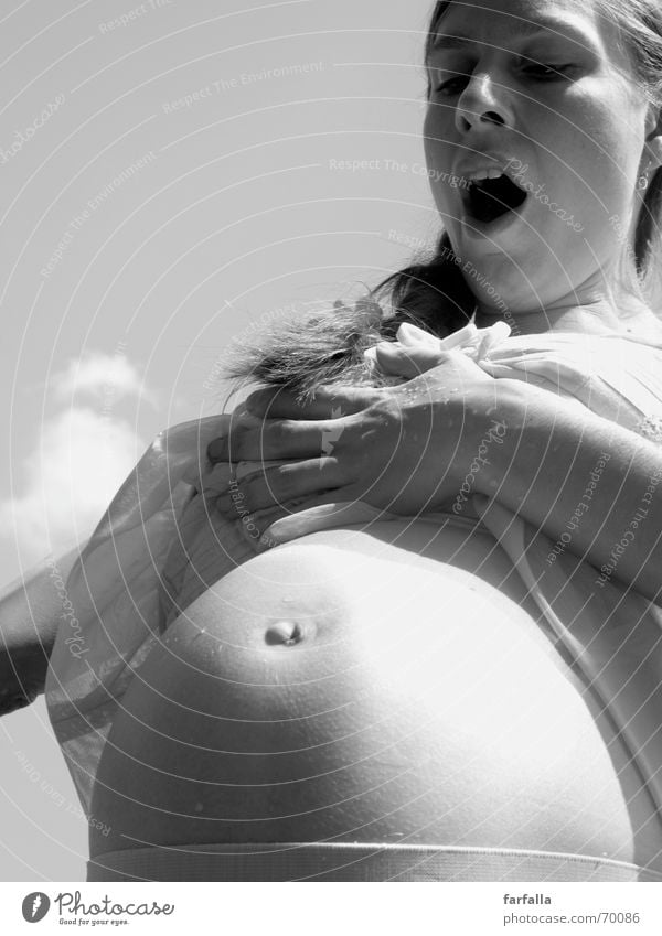 Pregnant schwanger Frau feminin Baby gähnen dick rund Bauch Schwarzweißfoto Müdigkeit kugelig Mutter
