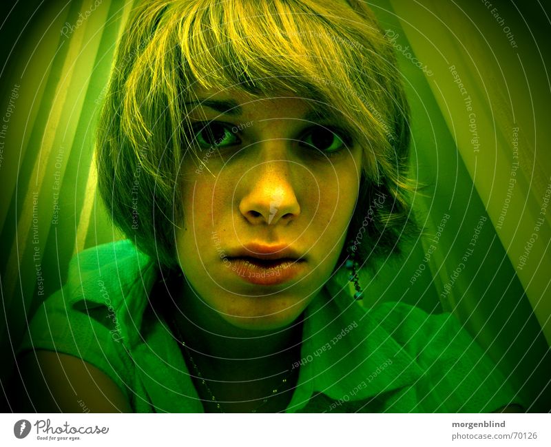 -untitled- grün Frau gelb Gefühle Stimmung Lippen ruhig woman fotokunst Haare & Frisuren Zweifel Nase Auge Momentaufnahme Irritation