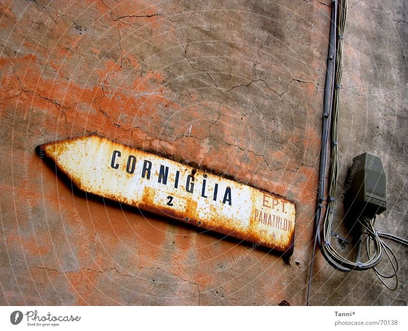corniglia Straßennamenschild Gasse verwittert Italien Wand Mauer Richtung Putz rot gelb Typographie Schilder & Markierungen street Wege & Pfade Rost alt