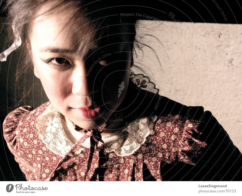 chinesisches Mädchen in Norwegen II Nacht dunkel Licht Kleid Schminke Wand Lippenstift Porträt Asien Schatten hell Auge
