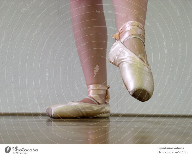 Ballett Balletttänzer Holzfußboden Ballettschuhe Beine spitzenschuhe Körperhaltung Tanzen Ballerina