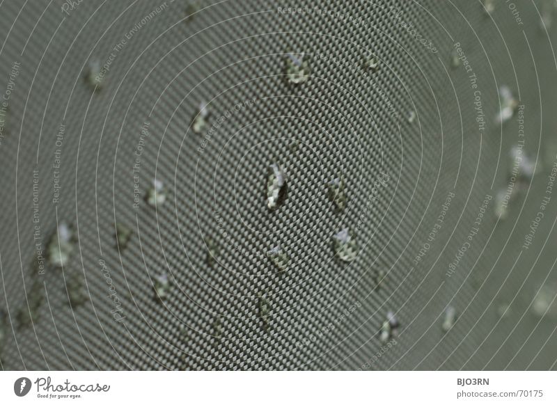 drops on canvas #03 Stoff Vorhang graphisch Bildraum Makroaufnahme quer Format Querformat Produkt Regen feucht grün dunkelgrün cloth fabric gauze netting