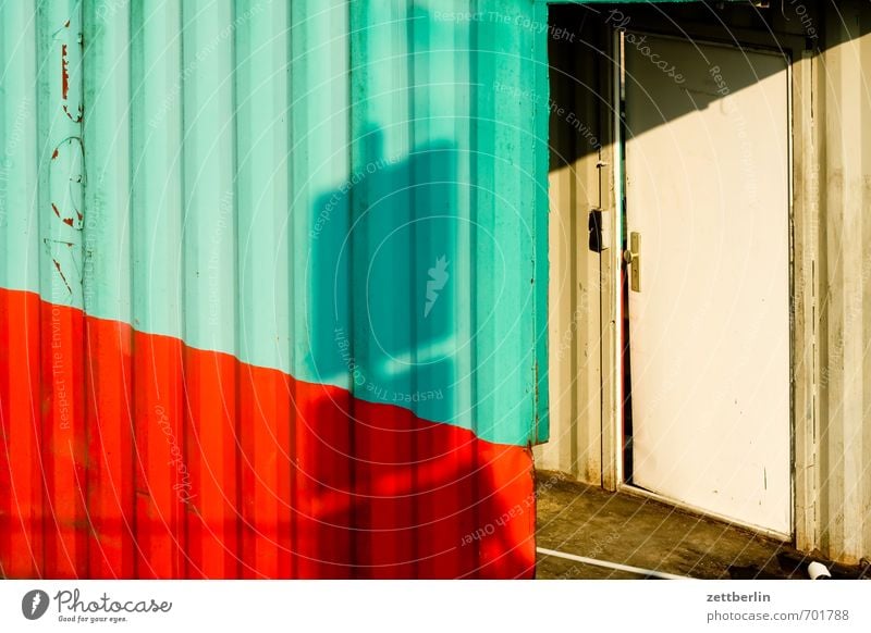 Kippfigur Stadt Stadtzentrum Menschenleer Haus Hütte Gebäude Architektur Mauer Wand Tür grün rot Sehnsucht Heimweh Fernweh Einsamkeit verstört Berlin urban
