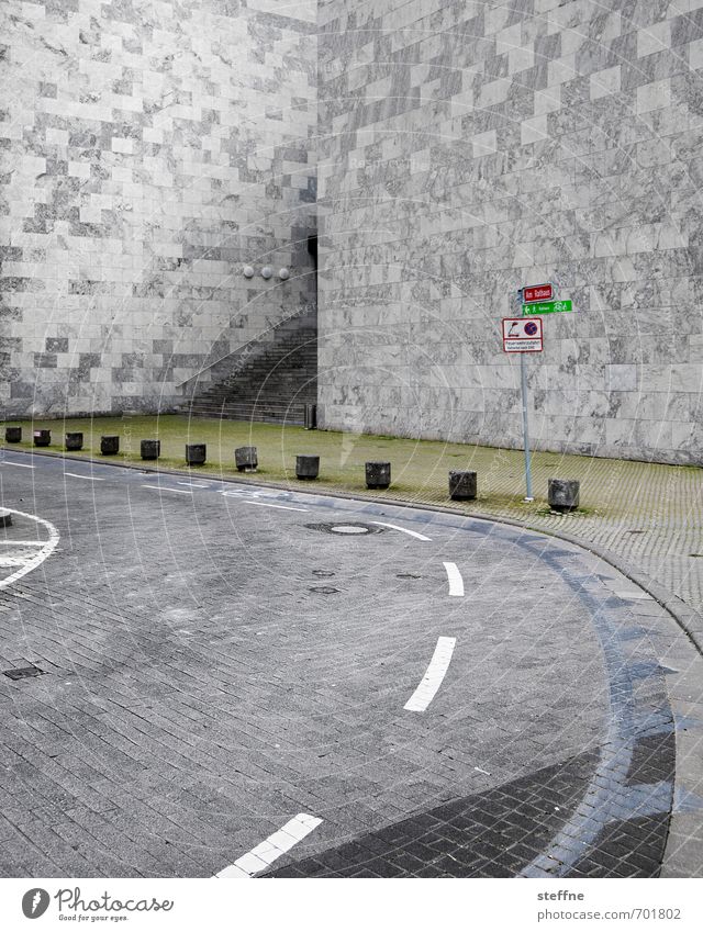 schwungvoller Kubismus Mainz Rathaus Mauer Wand Verkehr Straße stark grau massiv robust Kurve Farbfoto Außenaufnahme Menschenleer Zentralperspektive