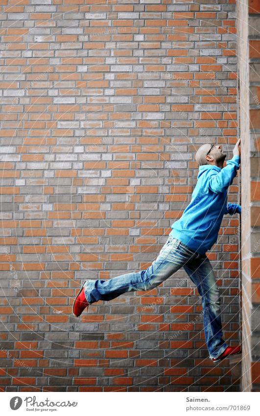 urban climbing 2.0 Mensch maskulin Mann Erwachsene Körper 1 18-30 Jahre Jugendliche Mauer Wand Fassade Kraft Mut Tatkraft Abenteuer anstrengen Bewegung