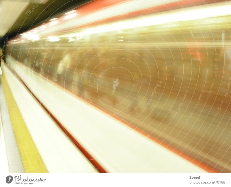 Zug der Unendlichkeit Langzeitbelichtung gelb Tunnel Bahnsteig Geschwindigkeit Lichtgeschwindigkeit Fluchtlinie Eisenbahn Verzerrung Bahnhof speedtube