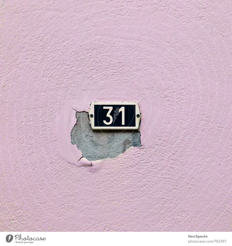 31 Antwerpen Belgien Stadt Stadtzentrum Altstadt Haus Einfamilienhaus Bauwerk Gebäude Mauer Wand Fassade Ziffern & Zahlen alt kaputt trashig trist rosa schwarz