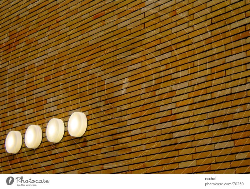 Ordentlich aufgereiht Fassade Mauer Backstein Außenleuchte Sicherheit Notausgang Tag Licht Lampe massiv Ehrlichkeit solide Ordnung Glätte technisch regelmässig