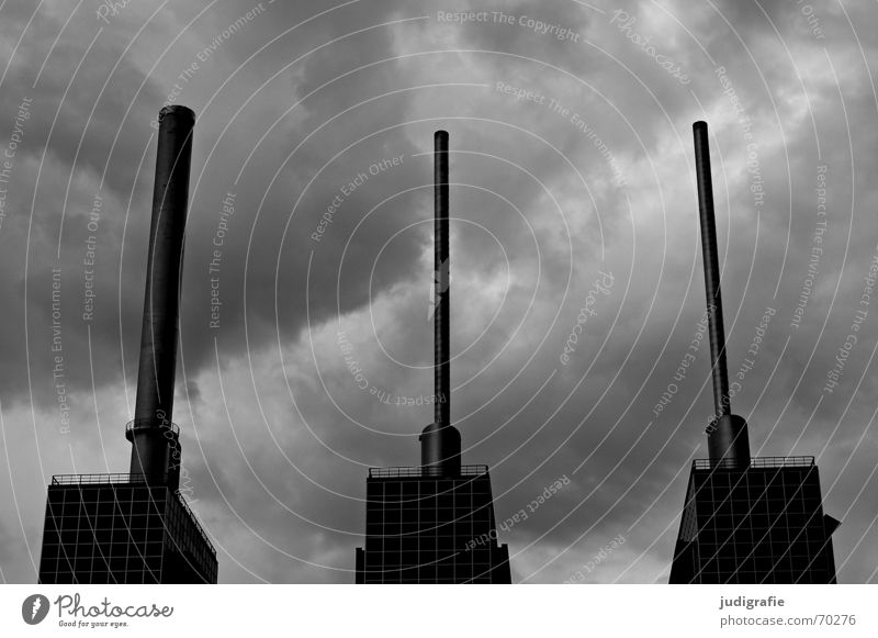 Zu dritt Hannover Wolken schwarz weiß Wahrzeichen drei warme brüder Linde Heizkraftwerk Stromkraftwerke Wärme Turm Schornstein drillinge
