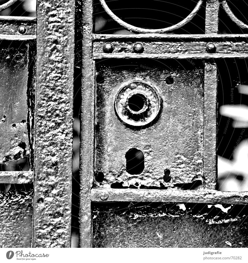 Türsteher Eingang Rost Patina Schmiedeeisen geschlossen schwarz weiß Tor Burg oder Schloss alt verfallen patiniert schmiedeeisern ohne klinke Schutz