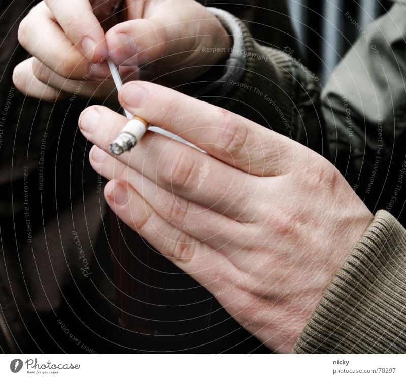 coffee and cigarettes Hand Finger Zigarette Pause Mann Rauchen Männerhand Filterzigarette ungesund gesundheitsschädlich Gesundheitsrisiko Suchtverhalten