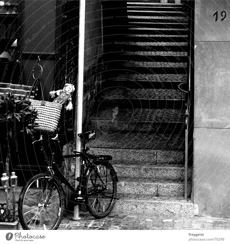 Altstadt-Flair Stadt Fahrrad Ladengeschäft schwarz weiß Tasche Vogelscheuche Voodoo alststadt Treppe Straße street stairs black white bags alt old storhpuppe