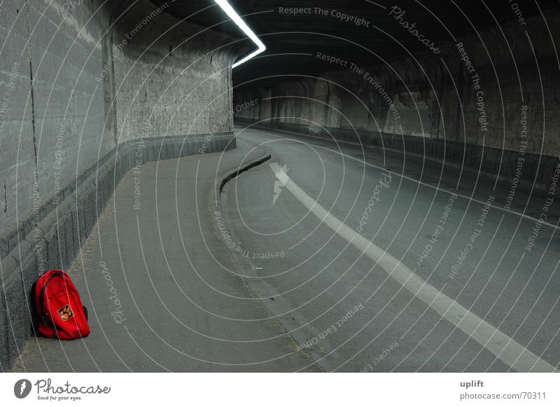 Red-Pack Tunnel Rucksack dunkel grau trist Licht Lampe Staub Asphalt Bordsteinkante Einsamkeit rot trampen Wohnmobil kalt verrotten Verkehr Duisburg Stahl Beton