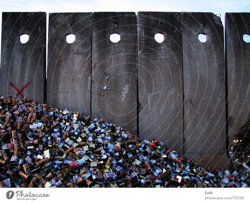 Walls Of Junk Himmel cement junk waste cans mountain dots holes sky cross garbage Mauer