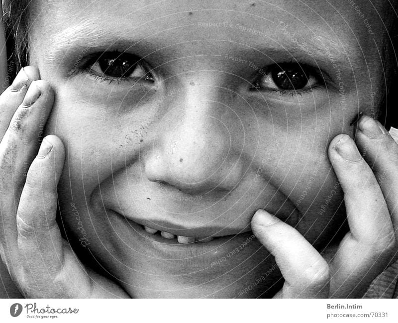 Put A Smile Upon Ur Face schwarz weiß Porträt Kind Hand leer Junge lachen Auge Lücke Zähne