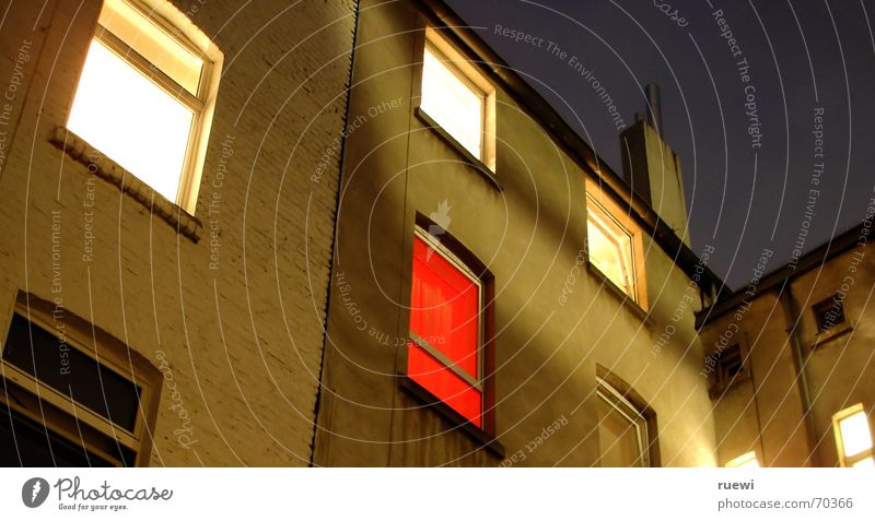 Hinterhofglück ruhig Haus Schlafzimmer Feierabend Prostituierte Schichtarbeit Stadt Gebäude Mauer Wand Fenster schlafen Häusliches Leben dunkel Erotik blau