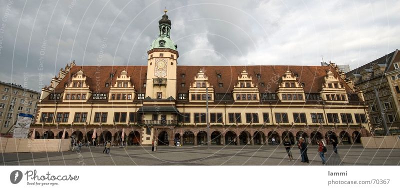 altes Rathaus kippt Stadt Leipzig Publikum Tourist Weitwinkel Vergangenheit Turm