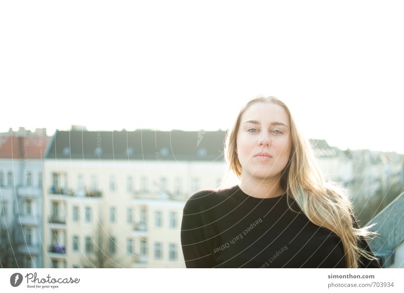 Über den Dächern Lifestyle elegant Wohnung feminin 1 Mensch Hauptstadt Stadtzentrum Balkon Dach ästhetisch blond Glück Duft Einsamkeit einzigartig Erholung