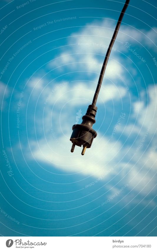 Stecker sucht Dose Kabel Energiewirtschaft Energiekrise Himmel Wolken Schönes Wetter hängen oben blau schwarz weiß Hoffnung Ziel ausgesteckt Farbfoto