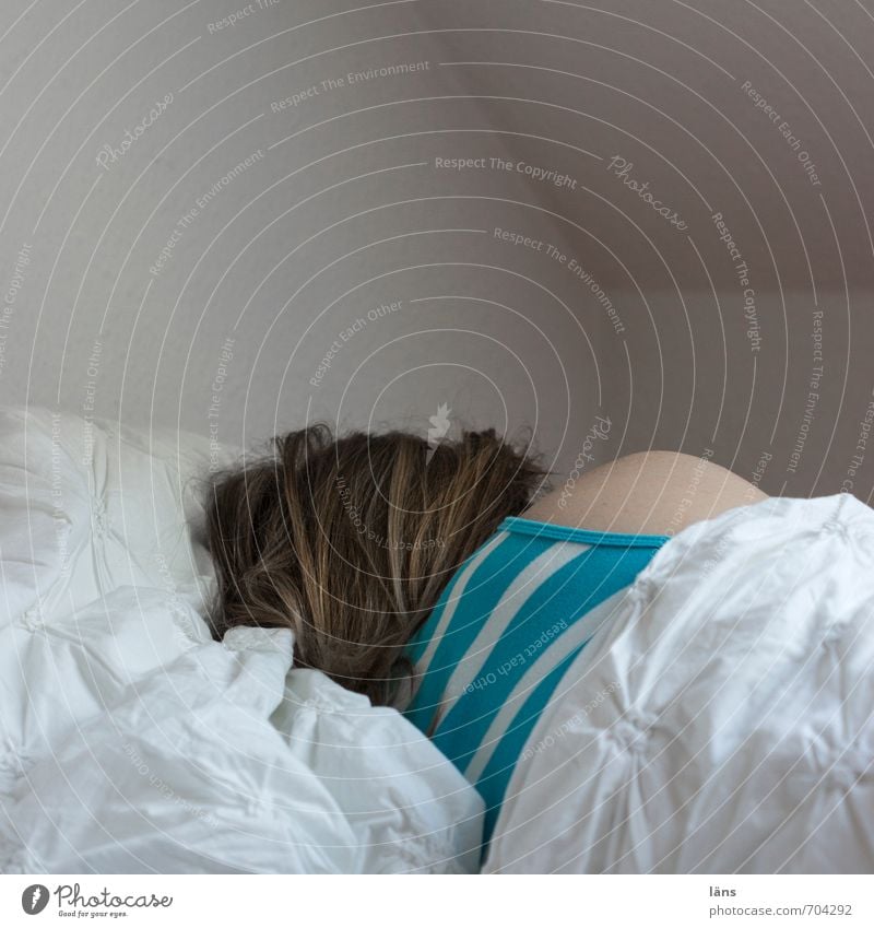Bettzeit Schlafzimmer feminin Kopf Rücken 1 Mensch 30-45 Jahre Erwachsene liegen schlafen träumen Geborgenheit Warmherzigkeit Müdigkeit Bettwäsche Bettdecke