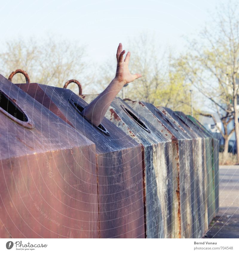 Sonderfalle Mensch maskulin Mann Erwachsene Arme Hand 1 30-45 Jahre gefangen Recyclingcontainer Altglas Verzweiflung Gefängniszelle Falle Loch Hilferuf Sucht