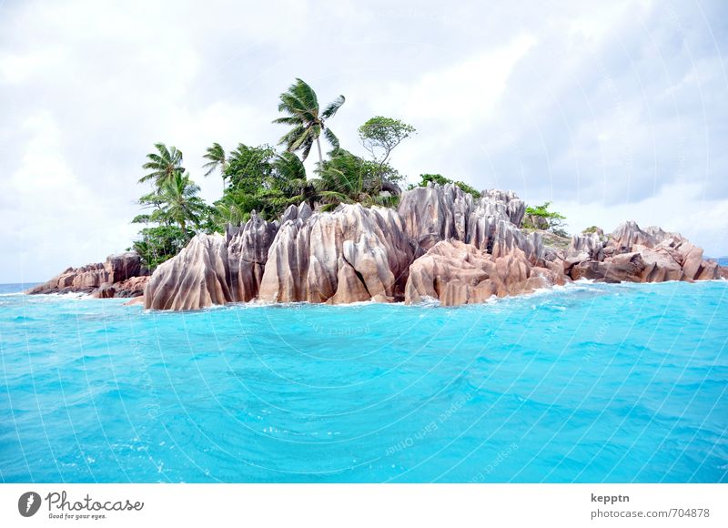 Schatzinsel Landschaft Urelemente Wasser Wolken Sommer Wind exotisch Palme Palmenstrand Küste Strand Meer Palmeninsel Insel Felsen blau türkis Paradies