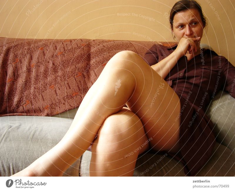 Falsche Brennweite Frau Porträt Sofa skeptisch grau braun gelb Beine sitzen kucken