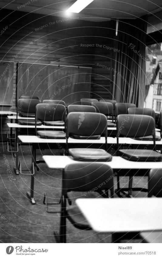 empty Classroom Fenster schwarz Tisch Licht Schulklasse Stuhl Raum Bodenbelag Schulgebäude
