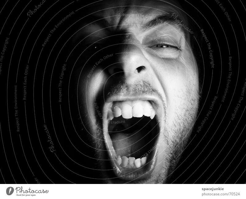 SHOUT Porträt Mann Freak Angst beängstigend schreien dunkel schwarz Zähne zeigen böse verrückt Mensch Gesicht Gewalt Schwarzweißfoto