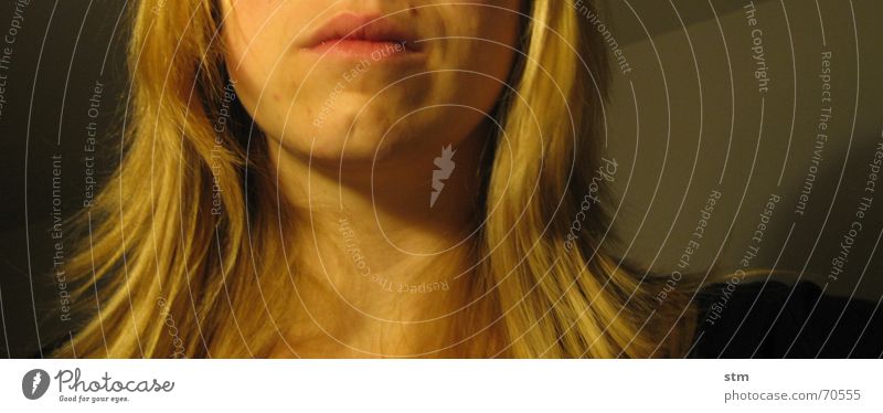 Halbportrait einer Frau gelb Kinn Leberfleck Eindruck Gedanke Denken Trauer ruhig Fragen Tiefblick schweigen Stillleben Haare & Frisuren Auge Nase Mund Hals