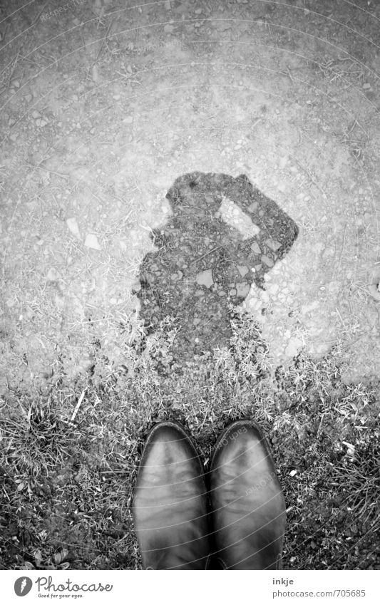 Self mit Füßen Frau Erwachsene Jugendliche Leben 1 Mensch Wasser Schuhe außergewöhnlich nass Neugier oben unten Gefühle entdecken Identität Inspiration