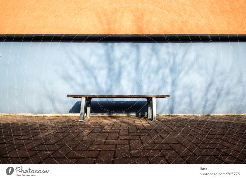 unbesetzt Stadt Haus Mauer Wand Wege & Pfade blau orange Erwartung Bank Farbfoto Außenaufnahme Menschenleer Tag Licht Schatten