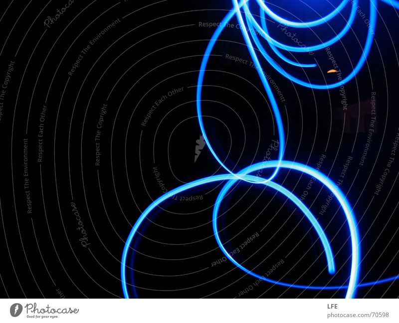 Leuchtfeuerzeug ausser rand und band Licht Langzeitbelichtung Feuerzeug Experiment graphisch blau Linie Bewegung Dynamik