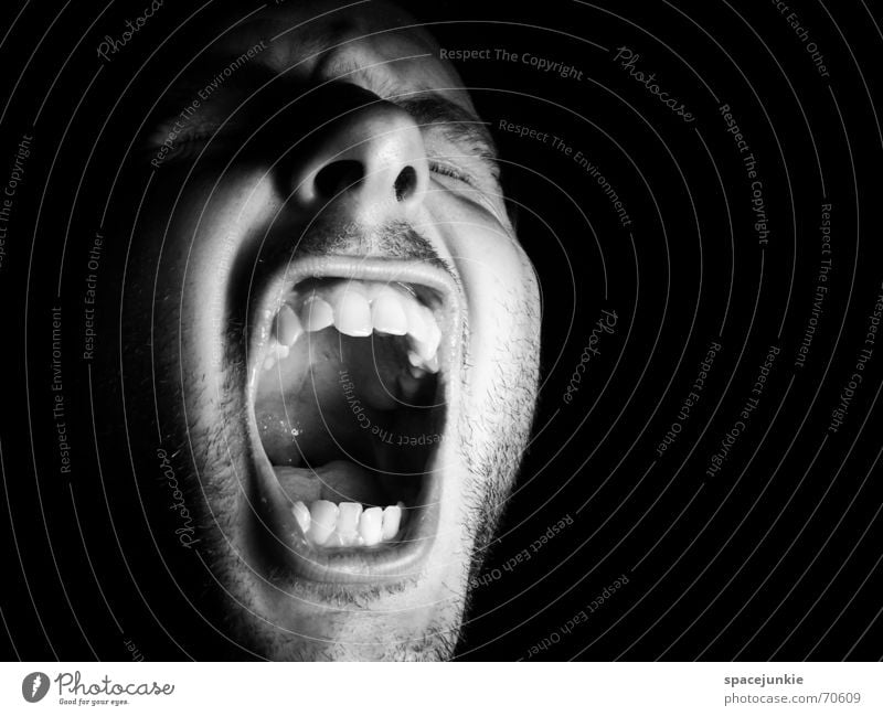SHOUT (2) Porträt Mann Freak Angst beängstigend schreien dunkel schwarz Zähne zeigen böse verrückt Mensch Gesicht Gewalt Schwarzweißfoto