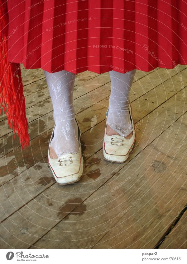 ja aber... Faltenrock Strümpfe Schuhe rot weiß Frau Mädchen Flur Detailaufnahme Fuß lustig