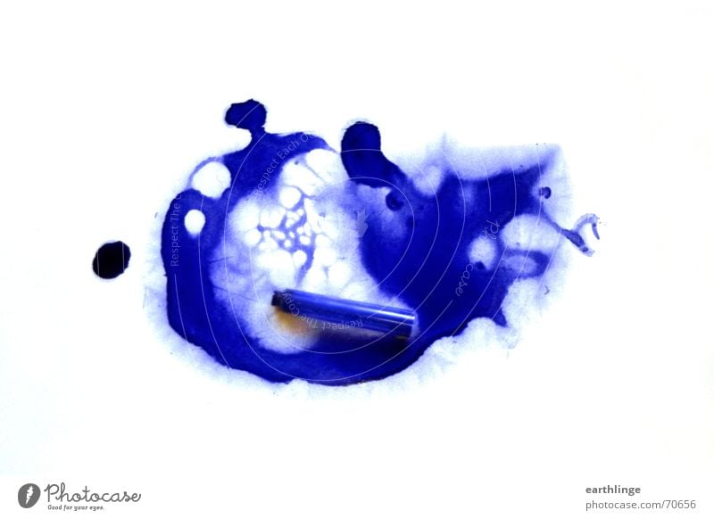Pelikan erledigt Tinte ausgelaufen weiß tintenpatrone Fleck blau royalblau Hülse Missgeschick Vor hellem Hintergrund Farbfleck ultramarinblau abstrakt Patrone
