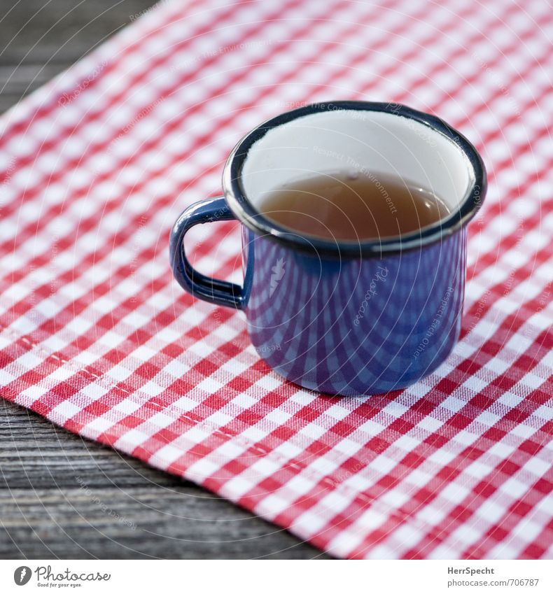 Teatime auf Karo Getränk trinken Heißgetränk Tee Tasse Ausflug Holz Metall niedlich retro blau rot weiß kariert Tischwäsche Emaille Holztisch Teetrinken