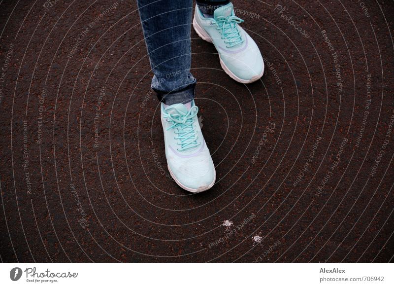 HALLE/S TOUR Auf leisen, hellblauen Sohlen Junge Frau Jugendliche Straße Wege & Pfade Jeanshose Schuhe gehen stehen ästhetisch frei trendy einzigartig nerdig